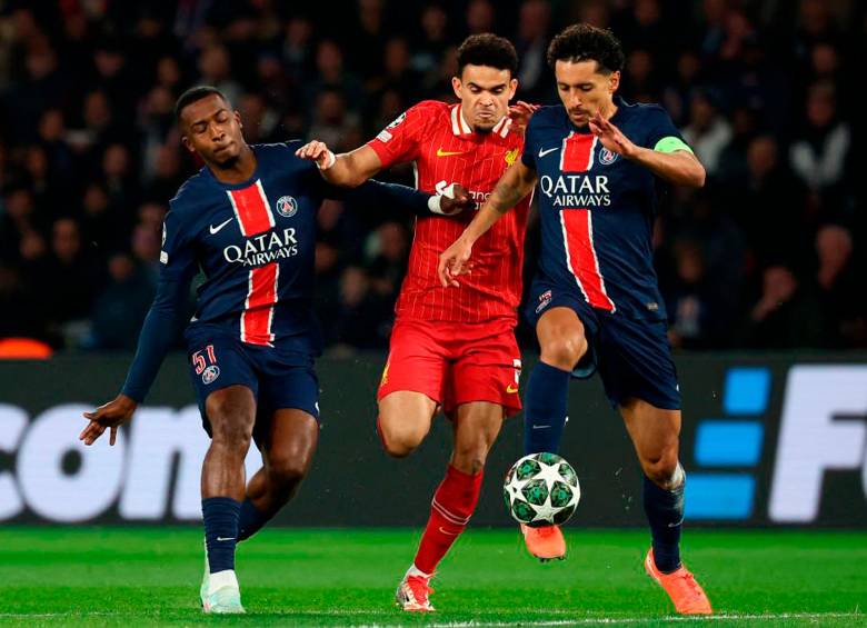 El extremo colombiano Luis Díaz disputó 67 minutos en el duelo entre Liverpool y Paris Saint Germain. FOTO: Getty