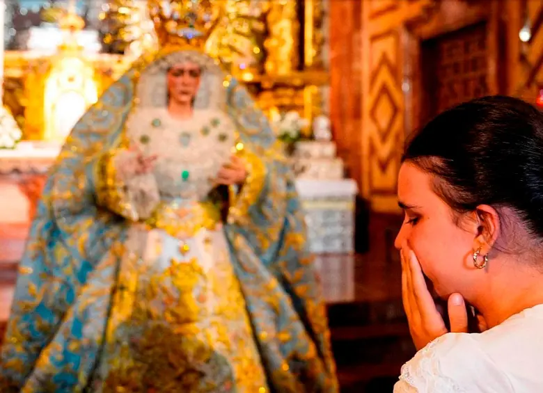 Los feligreses han pasado al frente de la imagen y lloran al ver que esa no es su virgen. FOTO Captura de pantalla RTVE