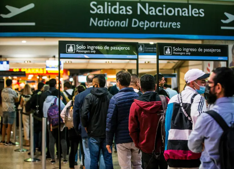 Hay congestión en los vuelos que estaban programados para la noche de este martes, debido al vuelo del dron sobre el aeropuerto. FOTO: JULIO CÉSAR HERRERA