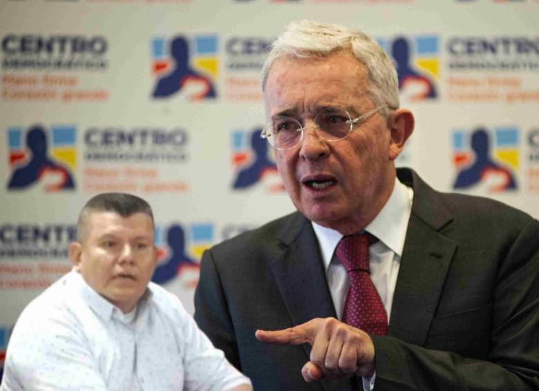 Carlos Eduardo López, testigo en el juicio al expresidente, Álvaro Uribe. FOTOS: Getty y captura de pantalla