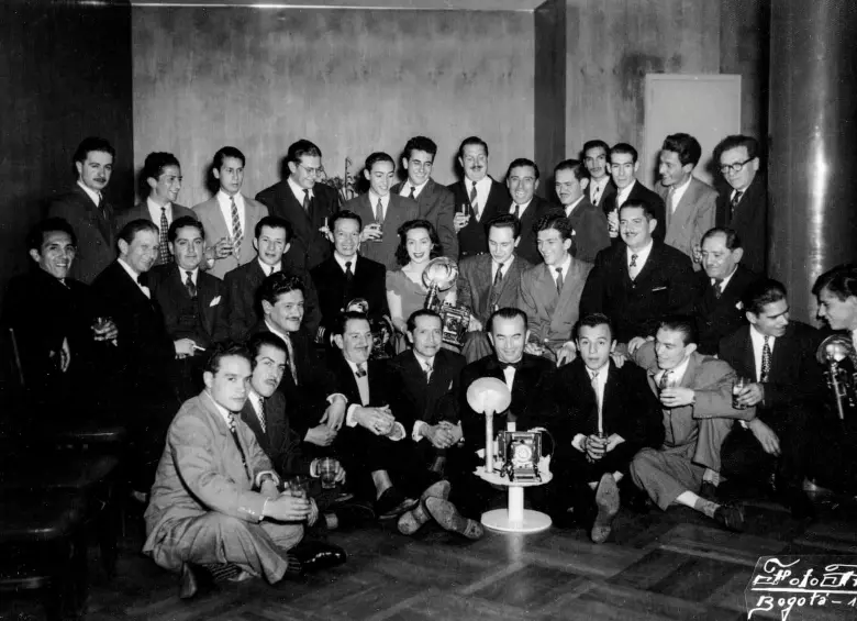 La única mujer es Alicia Chamorro, quien aparece en esta fotografía junto a otros miembros del Círculo de Reporteros Gráficos. FOTO Fondo Alicia Chamorro Biblioteca Nacional de Colombia.