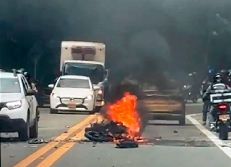 En llamas terminó una moto luego del choque con otra motocicleta de alto cilindraje en la vía Las Palmas el domingo pasado. FOTO CORTESÍA Y MANUEL SALDARRIAGA