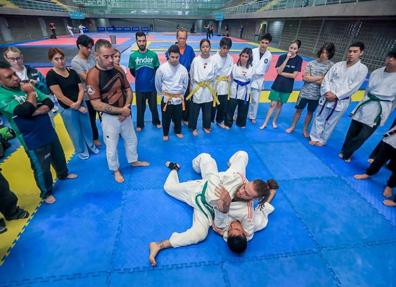 Los integrantes de las Escuelas Populares del Deporte compartieron con el maestro brasileño Alex Renner. FOTOs esneyder gutiérrez