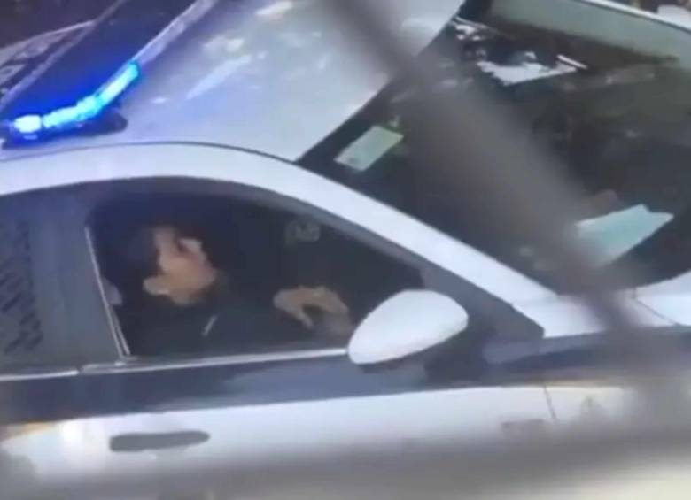 Los uniformados fueron grabados sosteniendo actos sexuales a bordo de una patrulla. Foto: captura de video.