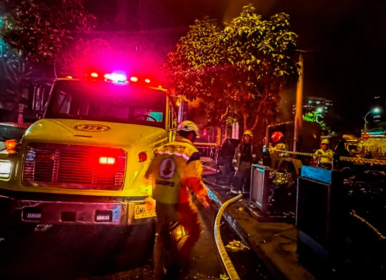 Video | ¡Atención! Confirman que un hombre murió en grave incendio en el Centro de Medellín: hay 4 bodegas comprometidas