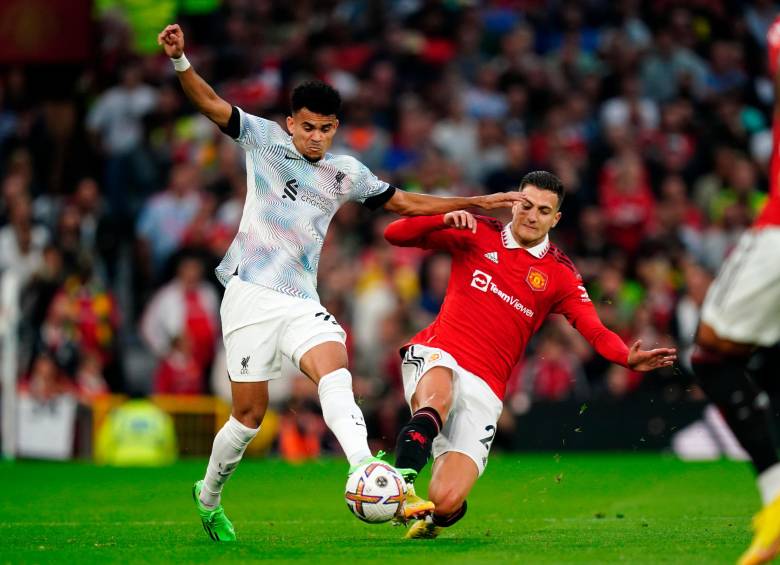 Luis Díaz estuvo en acción durante todo el partido en el enfrentamiento entre Manchester United y Liverpool. FOTO: Getty