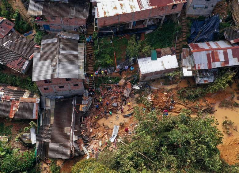 Ejemplo reciente de una afectación en el sector El Faro del barrio Llanaditas, nororiente de Medellín, donde las lluvias hicieron colapsar cuatro viviendas y un criadero. FOTO Manuel Saldarriaga