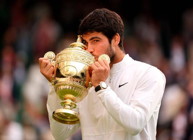 El español Carlos Alcaraz se coronó campeón de Wimbledon en una final épica ante Novak Djokovic. FOTO GETTY 