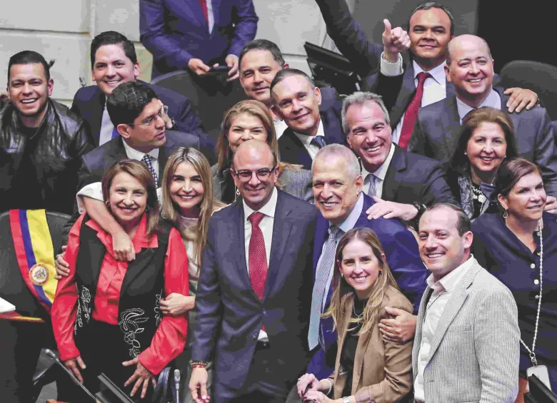 Una vez elegido Carlos Camargo (centro de la foto) se tomaron fotos para el recuerdo con varios senadores entre ellos Jota Pé Hernández y Efraín Cepeda. FOTO Colprensa