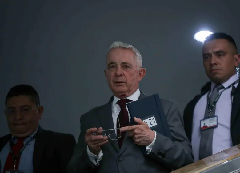 El expresidente, Ávaro Uribe, en juicio por los delitos de soborno a testigos y fraude procesal. Foto: Colprensa