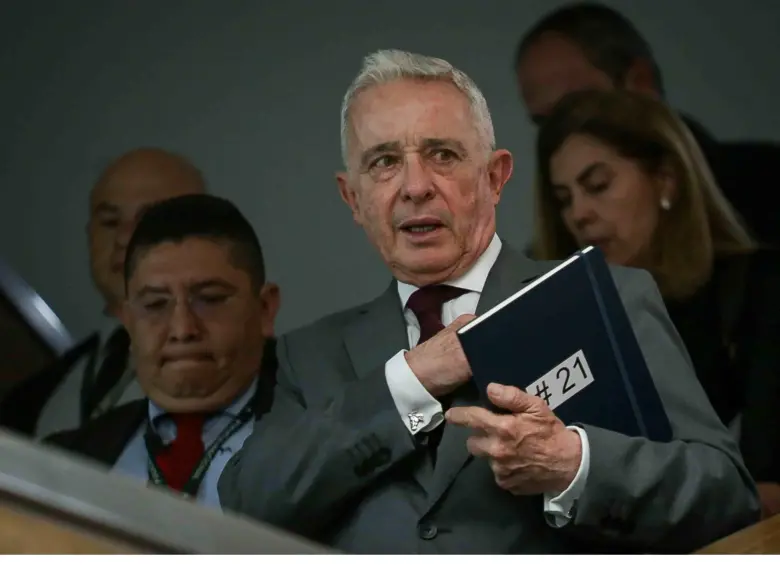 Dos días completa el expresidente Álvaro Uribe rindiendo su testimonio en el juicio por soborno a testigos y fraude procesal. Una vez finalice la defensa, iniciará el contrainterrogatorio. FOTO cOLPRENSA