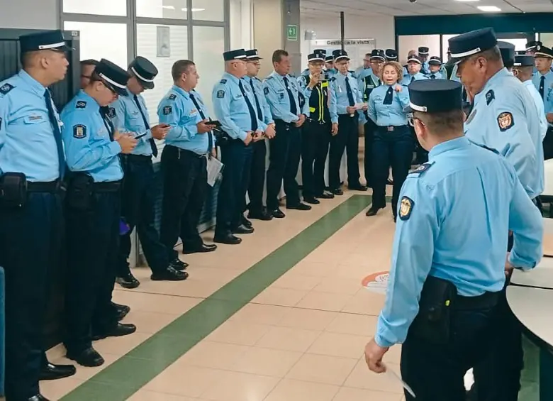 Esta fue la protesta de los agentes de la Secretaría de Movilidad en el despacho del secretario, el general (r) Pablo Ferney Ruiz. FOTO: Cortesía