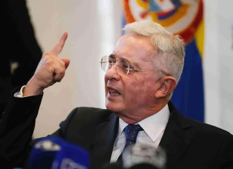 El expresidente Álvaro Uribe fue acusado por su presunta responsabilidad en los delitos de soborno a testigos y fraude procesal, de los cuales se declaró inocente. Insiste en que se trata de una persecución política. FOTO Colprensa