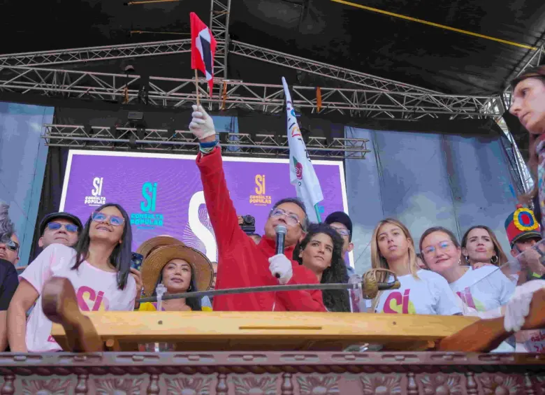 Durante una hora y nueve minutos, el presidente Gustavo Petro pronunció su discurso antes de radicar formalmente el texto de su consulta popular, acompañado por varios ministros.Foto: Presidencia