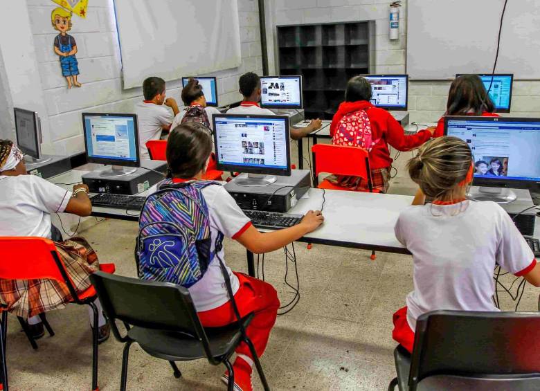 La propuesta plantea incorporar la inteligencia artificial en todos los niveles educativos, pese a las brechas de conectividad y capacitación que existen actualmente. FOTO Camilo Suárez