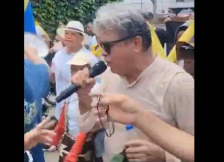 Manifestantes confrontaron al congresista Wilson Arias durante las movilizaciones del 1 de mayo. Foto: captura de pantalla.