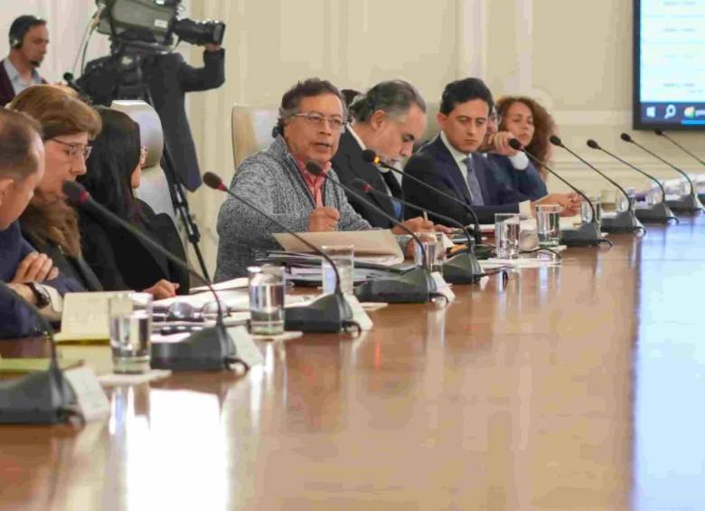 El presidente, Gustavo Petro y su gabinete en el segundo Consejo de Ministros televisado. Foto: captura de pantalla.