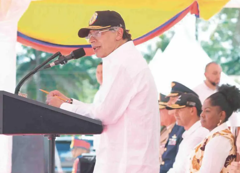 El presidente conmemoró la Batalla de Boyacá por primera vez en la historia fuera del tradicional Puente de Boyacá. Lo hizo en Leticia. FOTO Presidencia