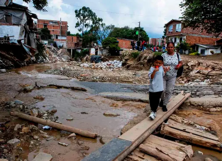 El desbordamiento de la quebrada debido a las fuertes lluvias se llevó siete casas y dejó graves afectaciones en otras 36 viviendas, con un total de al menos 130 damnificados. Fotos: Julio César Herrera