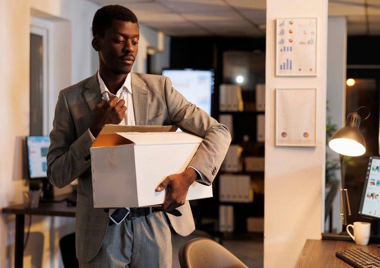 Trabajador recogiendo sus elementos de su puesto para irse a descansar, sin terminar la jornada laboral o dejando actividades a medias. FOTO: SHUTTERSTOCK
