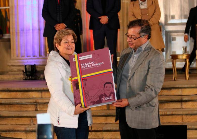 La ministra de Trabajo, Gloria Inés Ramírez, y el presidente, Gustavo Petro, lideran las reformas laboral y pensional. FOTO MINISTERIO DE TRABAJO