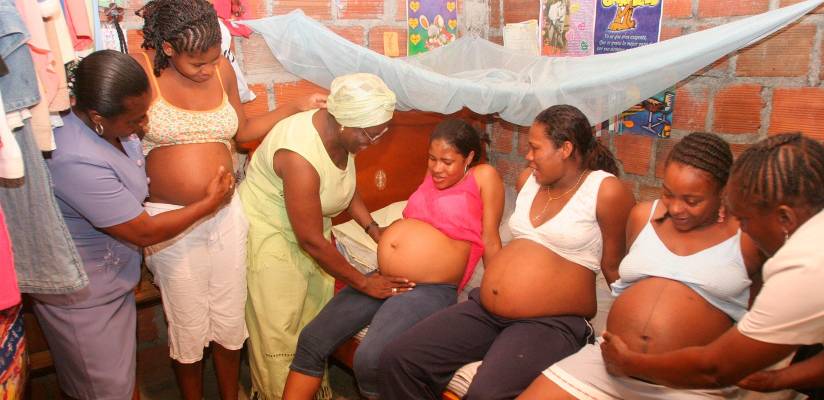 Un grupo de parteras de Buenaventura examinan mujeres embarazadas para predecir el sexo de la criatura y calcular el momento del parto. Foto: Manuel Saldarriaga.