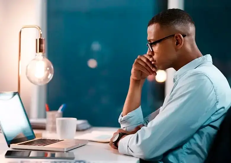 El valor de las horas extra en Colombia se calcula con base en el salario mensual y los recargos definidos por ley. FOTO: GETTY