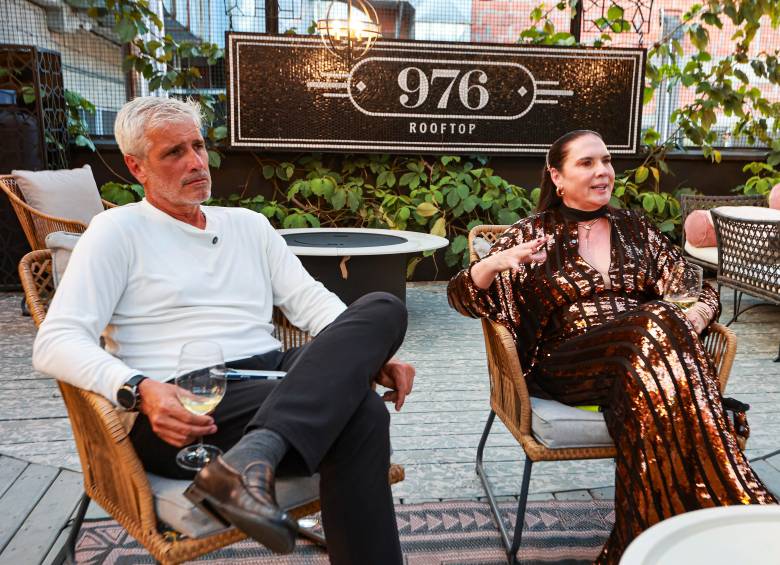 Cinco décadas de visión: Luz María y Juan Martín lideran Dislicores, la empresa familiar que celebra 50 años democratizando la cultura del vino en Colombia y consolidando una red de 48 tiendas en todo el país. FOTO MANUEL SALDARRIAGA