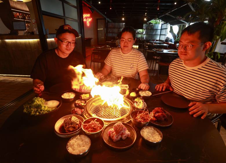 Jung Un, Sara y Daun Chung Park son los hermanos colombianos con padres coreanos que fundaron un restaurante dedicado a la gastronomía del país asiático. Foto: Manuel Saldarriaga.