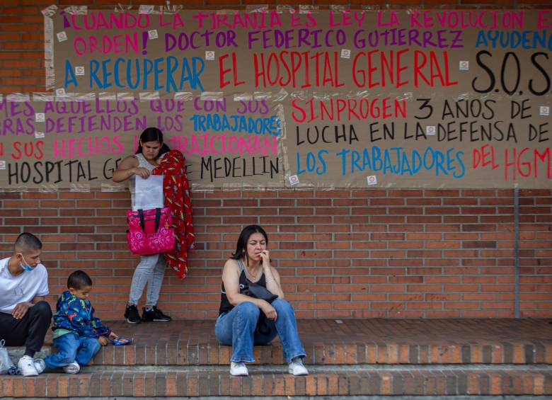 Tras conocerse la carta del hospital en la que piden ayuda para salir de la crisis en la que se encuentran, algunos trabajadores hicieron manifestaciones como un SOS por la entidad. FOTO Julio César Herrera