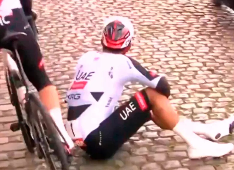 Este es el momento en el que el ciclista colombiano Juan Sebastián Molano trata de pararse tras el accidente que lo sacó de la Vuelta a Brujas. FOTO: Captura de video