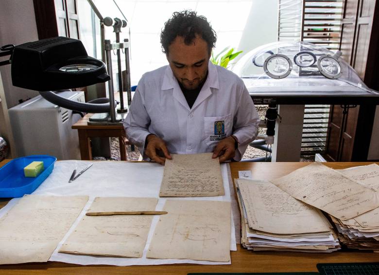 El restaurador del archivo, Felipe Vargas Cifuentes, manipula uno de los folios antiguos que requiere ser rescatado. FOTO Julio César Herrera