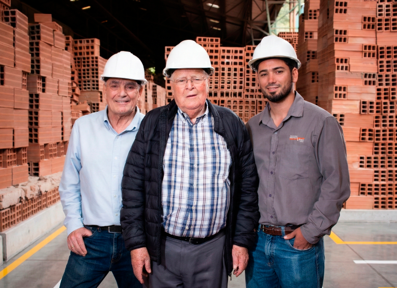 Carlos, Javier y Agustín Cuartas, tres generaciones de la familia que ha hecho de Alfarera Buena Vista una empresa sólida que construye ciudad. Fotos: Cortesía.