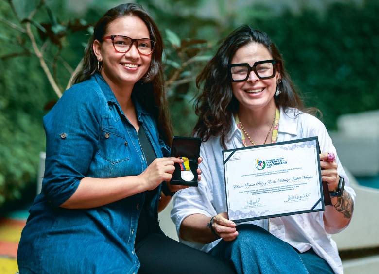 Estas son Eliana Zapata y Erika Imbett sosteniendo los reconocimientos obtenidos en el Premio Nacional al Inventor Colombiano 2026. FOTO manuel saldarriaga