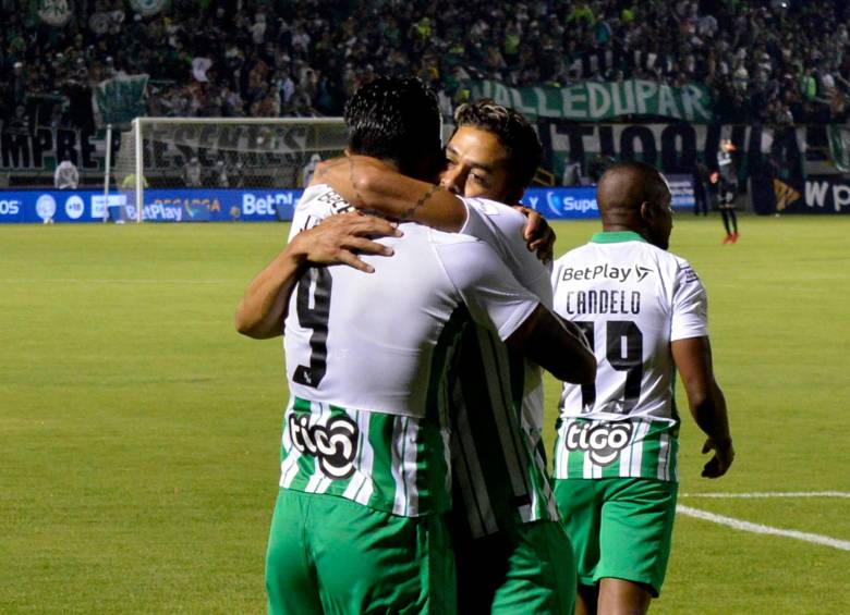 El abrazo entre Andrés “El Rifle” Andrade y Jéfferson Duque tras la anotación del goleador verdolaga, que quedó a un tanto de los 90 goles con Nacional. FOTO dimayor