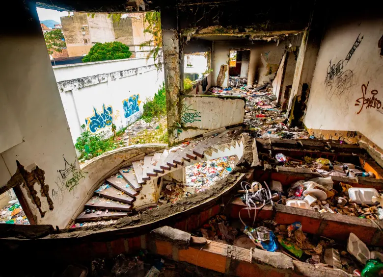 La propiedad se convirtió en depósito de basuras así como en baño y refugio para ladrones y habitantes de calle de la zona. FOTO Camilo Suárez.