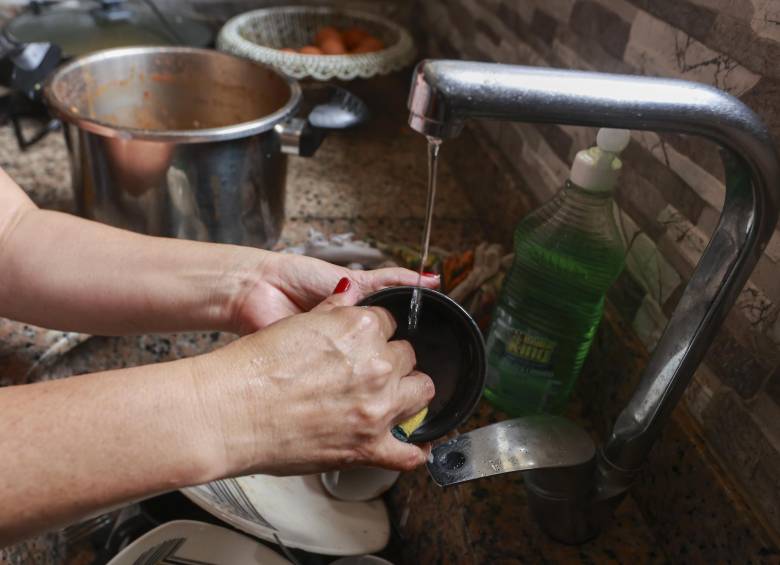 Recuerde tener reservas de agua durante la suspensión del servicio de acueducto. Foto: Manuel Saldarriaga Quintero