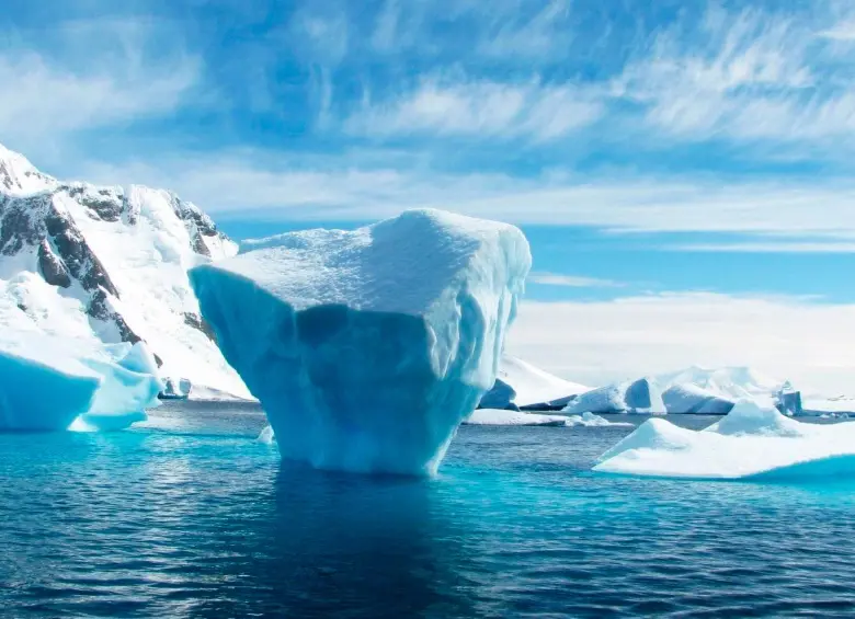 Las capas de hielo de Groenlandia y la Antártida están perdiendo miles de millones de toneladas de hielo al año, lo que contribuye al aumento del nivel del mar y pone en riesgo a comunidades costeras en todo el mundo. FOTO Europa Press