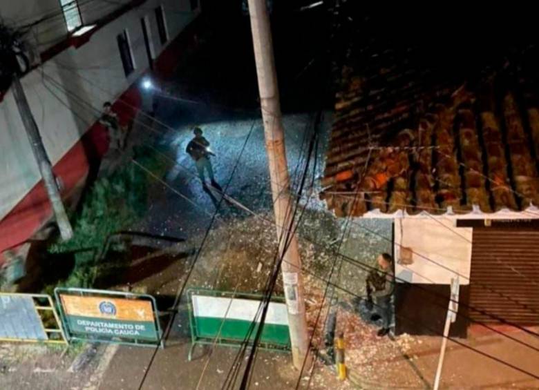 Instantes posteriores al atentado a la estación de Policía en Santander de Quilichao. FOTO: Cortesía