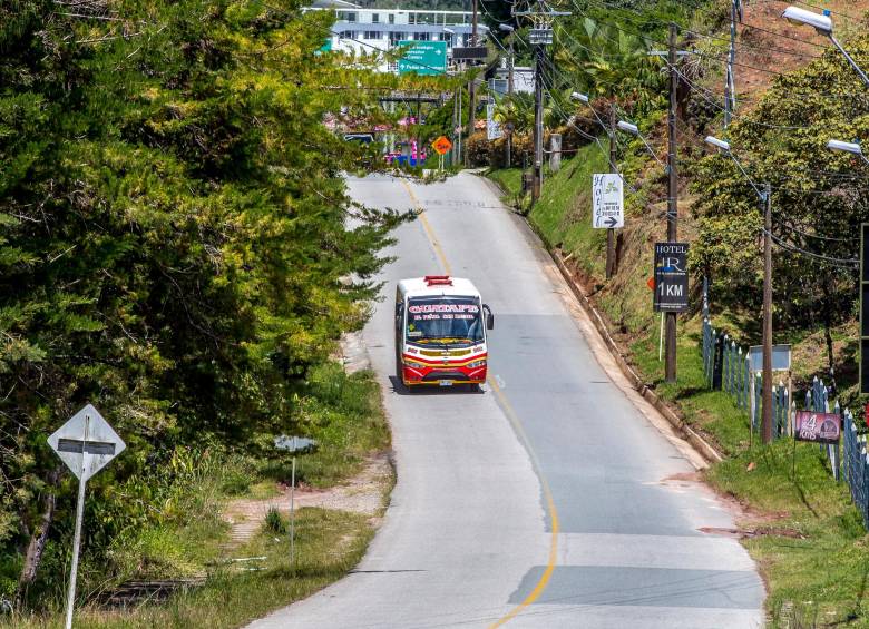 Moverse por la zona de los embalses se ha convertido en un dolor de cabeza para turistas y los habitantes locales. Desde hace 8 años no logra concretarse su intervención. FOTO JUAN ANTONIO SÁNCHEZ