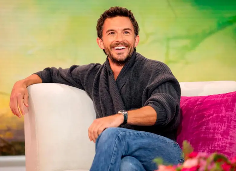 El actor está próximo a estrenar una nueva entrega de Wicked, además de la próxima temporada de Bridgerton. FOTO Getty