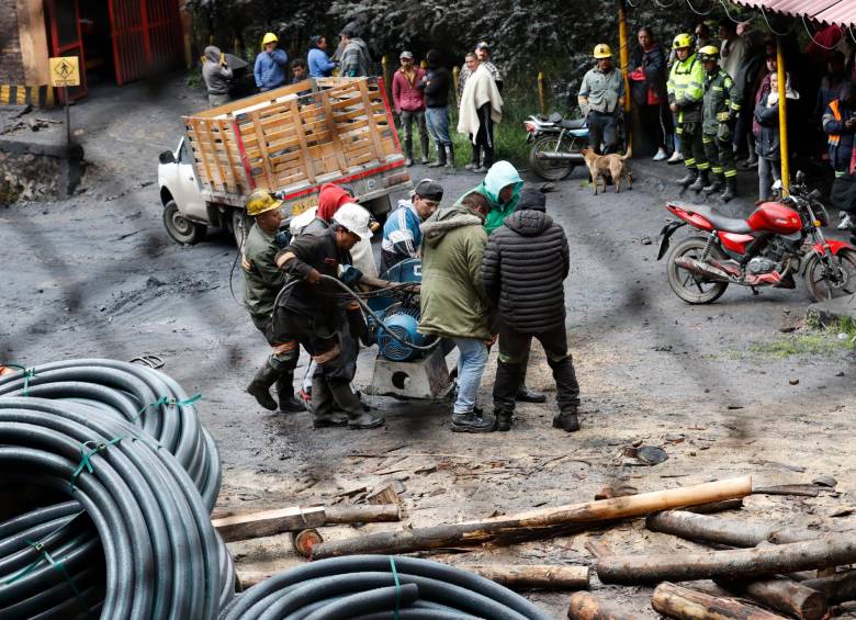 Hasta el momento se han logrado rescatar los cuerpos de cinco mineros que murieron en la explosión. FOTO: EFE