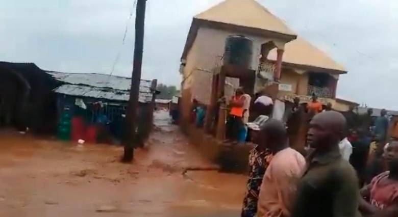 Decenas de comunidades están inundadas por las fuertes lluvias en Nigeria. IMAGEN TOMADA DE VIDEO.