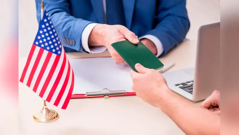 Persona solicitando visa H-1B para acceder a un trabajo en Estados Unidos. FOTO: GETTY