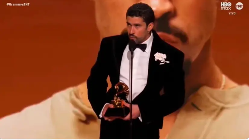 Bad Bunny recibió el Grammy a Mejor Álbum de Música Urbana y dedicó su discurso a la defensa de los migrantes latinos en Estados Unidos. FOTO: CAPTURA DE PANTALLA TRANSMISIÓN TNT
