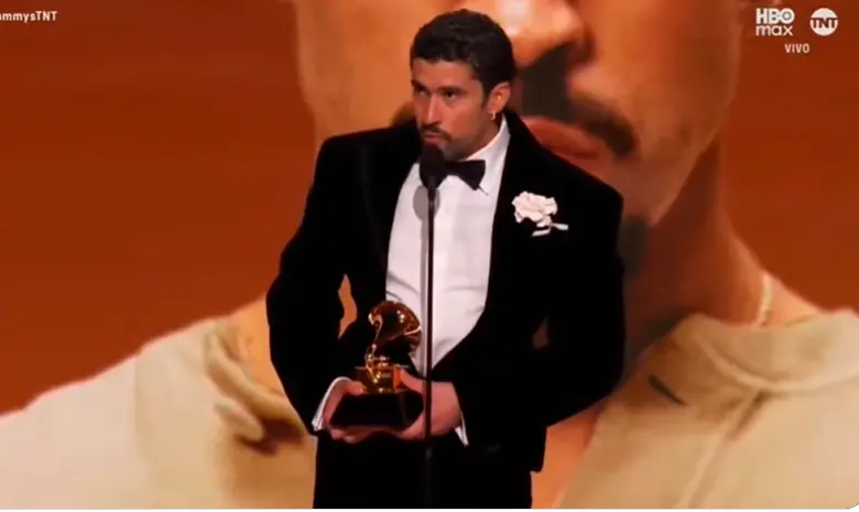 Bad Bunny recibió el Grammy a Mejor Álbum de Música Urbana y dedicó su discurso a la defensa de los migrantes latinos en Estados Unidos. FOTO: CAPTURA DE PANTALLA TRANSMISIÓN TNT