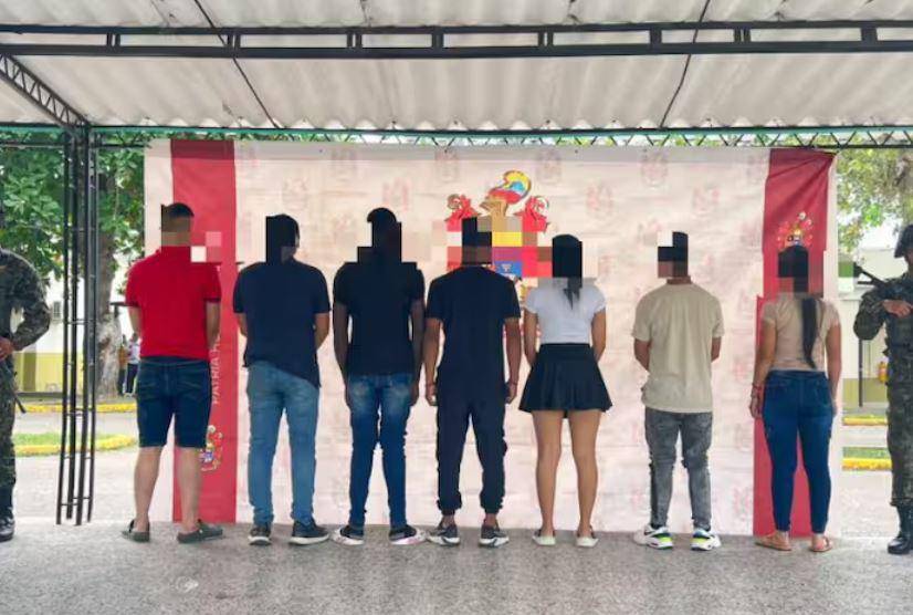 Disidentes de las Farc que se entregaron al Ejército, eran parte del grupo de alias Iván Mordisco. FOTO: Ministerio de Defensa