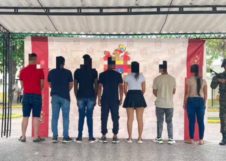 Disidentes de las Farc que se entregaron al Ejército, eran parte del grupo de alias Iván Mordisco. FOTO: Ministerio de Defensa