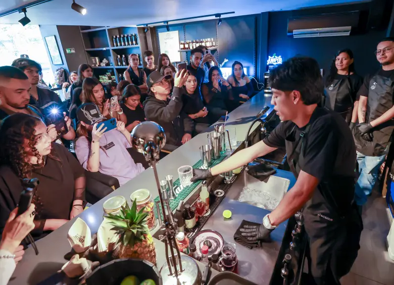 Dueños de bares y restaurantes se comprometieron a emplear a estos jóvenes de los barrios populares. FOTO MANUEL SALDARRIAGA