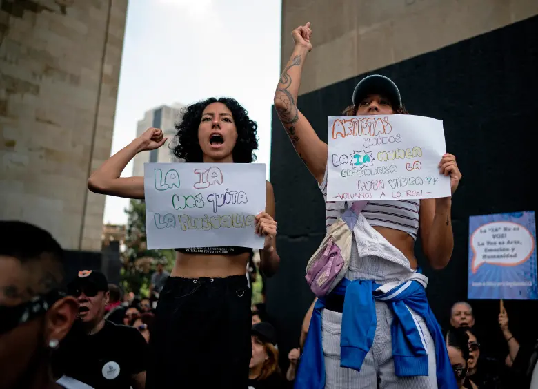 Los locutores protestaron en el centro de Ciudad de México. FOTO AFP